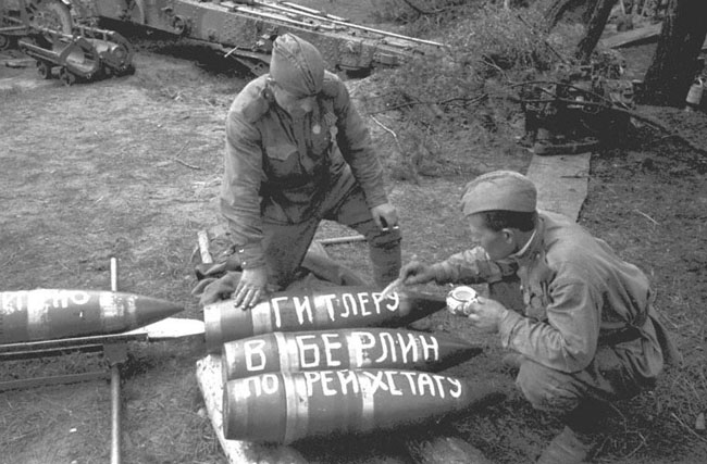 Советские артиллеристы пишут на снарядах «Гитлеру», «В Берлин», «По Рейхстагу». Германия, 1945 г. Автор съемки: Кнорринг О.Б.