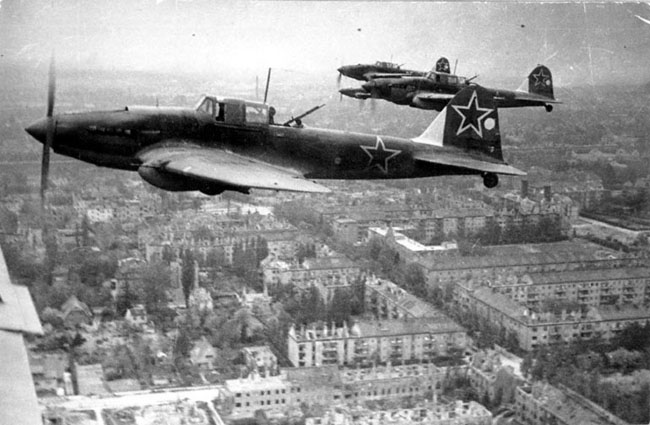 Советские штурмовики в небе под Берлином. 1945 г. Автор съемки: Редькин М.С.