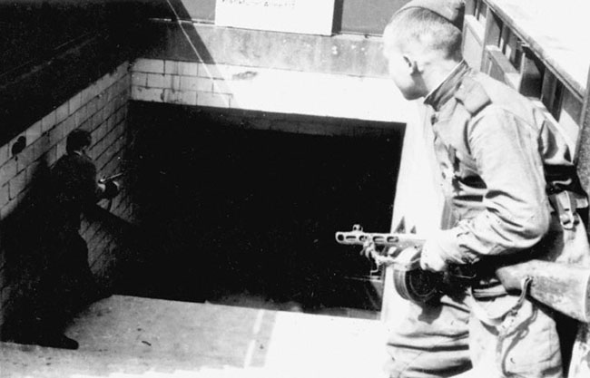 Советские солдаты ведут бой за берлинское метро, 1945 г. Автор съемки: Капустянский Г.