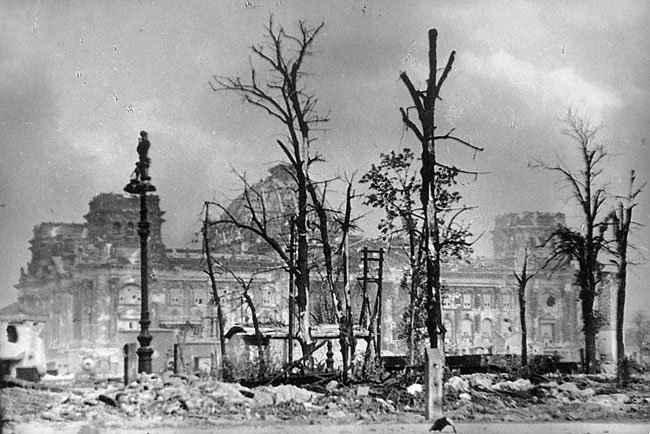 Вид горящего Рейхстага, Берлин, 1945 г. Автор съемки: Гребнев В.