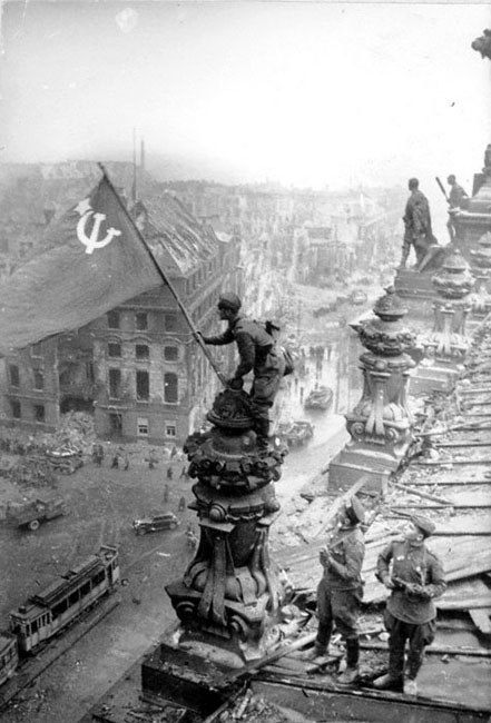 Советские воины водружают знамя Победы над Рейхстагом, Берлин, 1945 г. Автор съемки: Е. Халдей