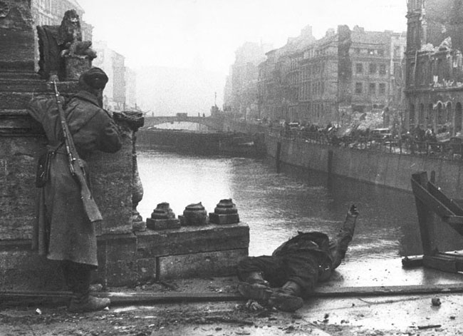 Вид на Берлин и реку Шпрее в день взятия Берлина, 2 мая 1945 г. Автор съемки: Шейнин Б.Г.