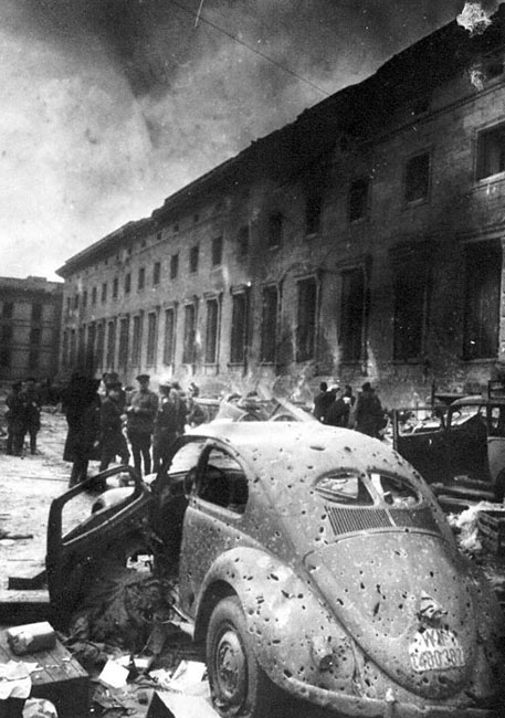 У здания имперской канцелярии в Берлине, 1945 г.