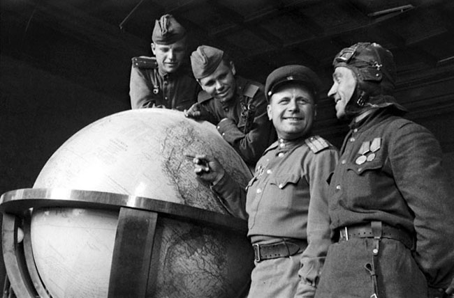 Советские воины у глобуса, которым пользовался Гитлер. Берлин, 1945 г. Автор съемки: Капустянский Г.
