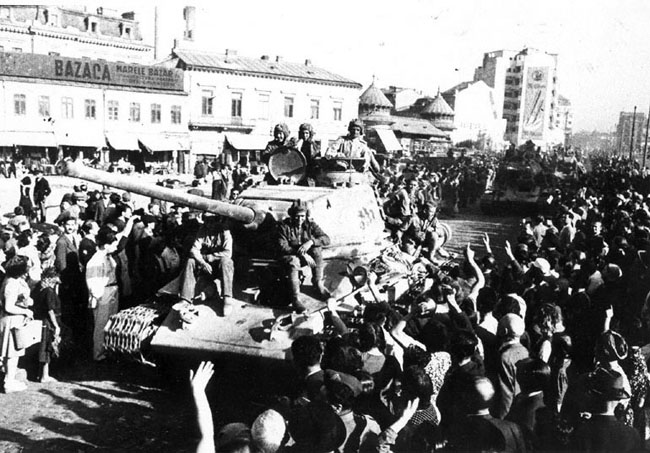 Жители Бухареста приветствуют советские войска, вступившие в город. 31 августа 1944 г. Автор съемки: Новиков А.