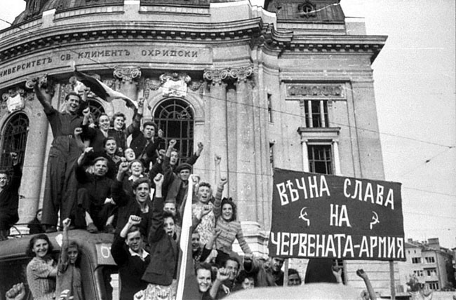 Ликующий народ на улицах Софии в день вступления Красной Армии в город. Болгария, 15 сентября 1944 г.