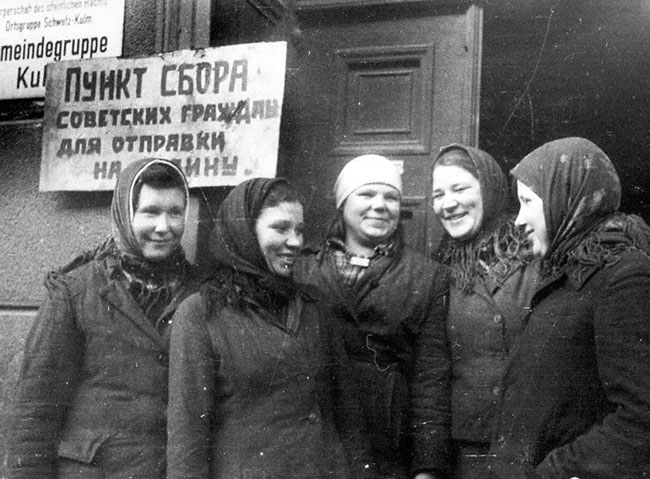 Девушки из Орловской области, бывшие в немецком рабстве, стоят у сборного пункта перед отправкой на родину. Кульм, Польша, 1945 г.