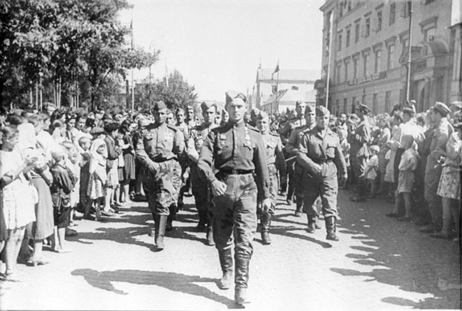 Встреча советских воинов в городе Люблине, Польша. 1944 г. Автор съемки: Архипов.