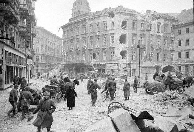 Советские воины в одном из освобожденных кварталов Будапешта, Венгрия, 1945 г. Автор съемки: Халдей Е.А.