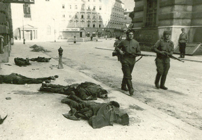 Советские бойцы проходят по одной из улиц освобожденной Вены, Австрия, 1945 г.