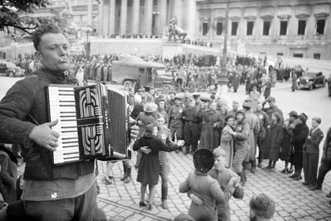 Народное гуляние по случаю освобождения Вены советскими войсками на одной из площадей города. Австрия, 1945 г. Автор съемки: Морозов А.П.
