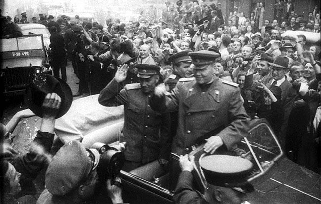 Жители Праги встречают маршала Советского Союза И.С.Конева. Чехословакия, 1945 г.