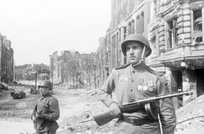 Советский патруль на одной из улиц Берлина, 5 июня 1945 г. Автор съемки: Халдей Е.А.