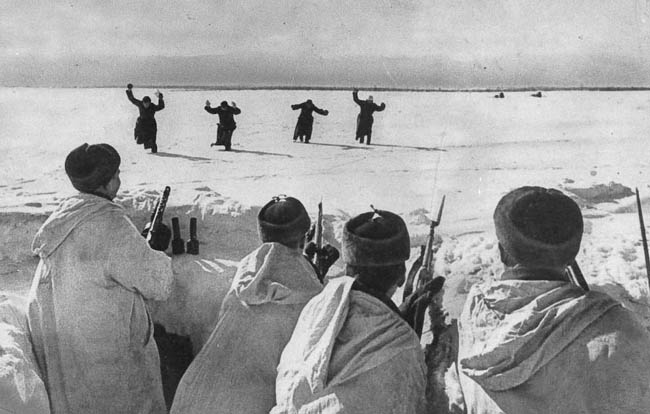 Четверо немецких солдат сдаются в плен под Москвой, 1942 г.