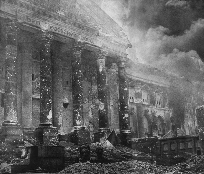 Советская штурмовая группа движется к Рейхстагу, май 1945 г.