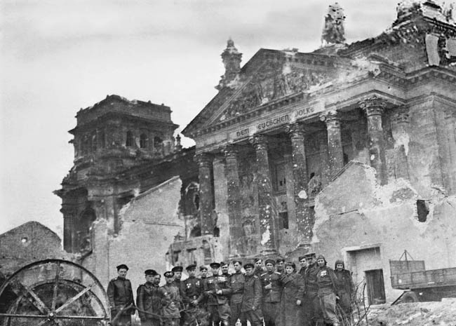 У взятого Рейхстага, Берлин, 9 мая 1945 года. На фото — командный состав 88-й отдельного гвардейского тяжелого танкового полка и другие служившие в этом полку офицеры и солдаты