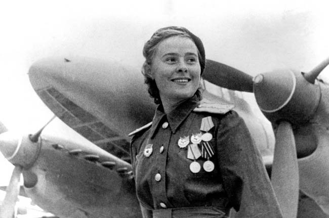 Мария Долина, Герой Советского Союза, гвардии капитан, заместитель командирa эскадрильи 125-го гвардейского бомбардировочного авиационного полка 4-й гвардейской бомбардировочной авиационной дивизии. Мария Ивановна Долина (18.12.1922-03.03.2010) выполнила 72 боевых вылета на пикирующем бомбардировщике Пе-2, сбросила на противника 45 тонн бомб. В шести воздушных боях сбила 3 истребителя противника.