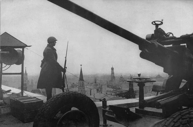 Пост противовоздушной обороны на крыше гостиницы «Москва» в столице страны.