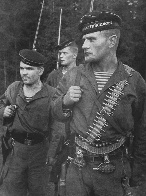Морская пехота 2-й отдельной бригады Балтийского флота. На первом плане — старшина Н. Грановский. Август 1941 г.