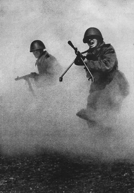 Известнейшая фотография Марка Маркова–Гринберга, сделаная в 1943 году. Стала одним из самых распространенных образов той войны, символом мужества и героизма советских солдат.