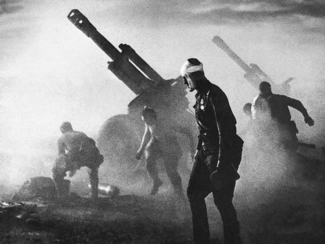 Батарея 152-мм гаубиц Д-1 ведет огонь по обороняющимся немецким войскам. Белоруссия, лето 1944 года