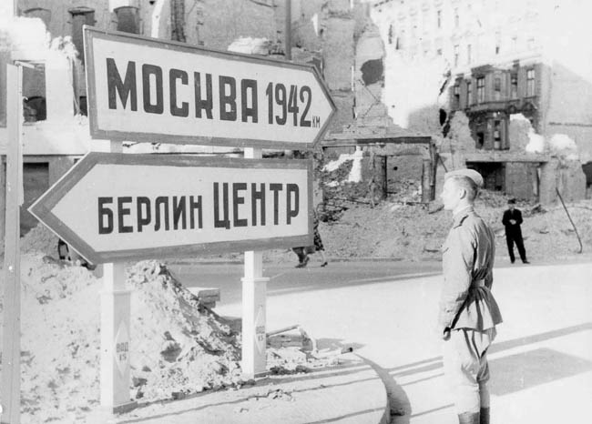 Советский солдат перед указателями в Берлине, май 1945 г.