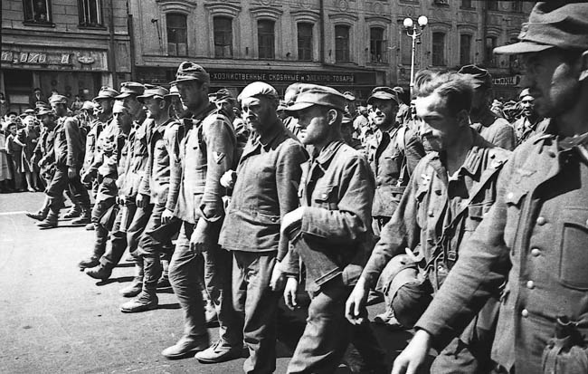 Марш пленных немцев по Москве, 17 июля 1944 года. По Садовому кольцу и другим улицам Москвы прошли около 57 000 немецких солдат и офицеров, включая 19 генералов