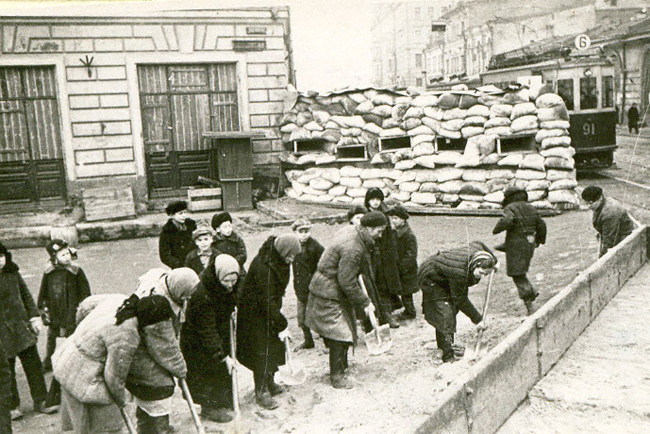 Жители столицы строят баррикады на окраине города. Москва, 1941 г.