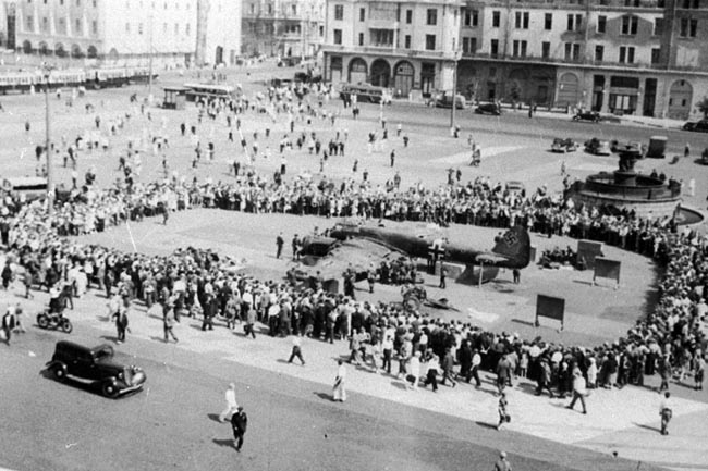 Москвичи осматривают на площади Свердлова сбитый над столицей немецкий самолет. Москва, 1941 г. Автор съемки: Кнорринг О. Б.