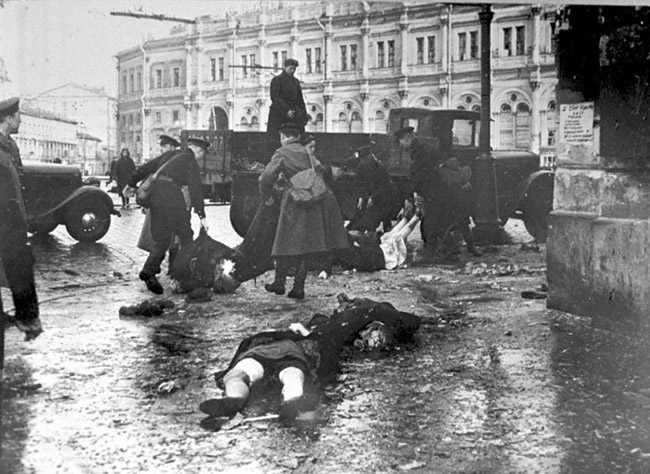 Погрузка убитых и раненых на грузовики на площади Восстания после очередного вражеского артобстрела. Ленинград, 1941 г. Автор съемки: Кудояров Б. П.