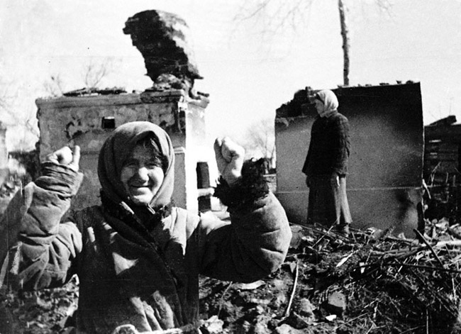 66-летняя колхозница А.Зимина из села Гавриловка, проклинает немцев, которые расстреляли её дочь и внуков.