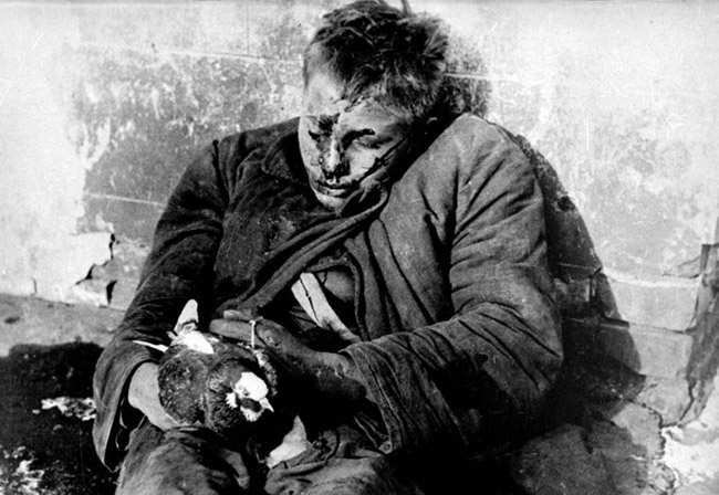 Убитый мальчик Витя Черевичкин с голубем в руках. Ростов-на-Дону. Автор съемки: Альперт М. В.