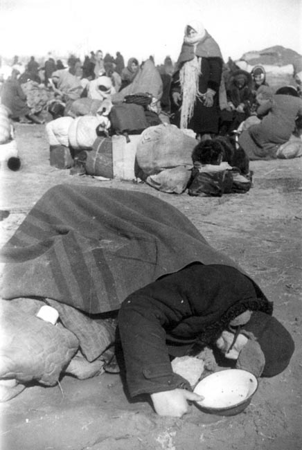 Умерший от голода на станции Кобона. Ладожское озеро, апрель 1942 г. Автор съемки: Мазелев Р.