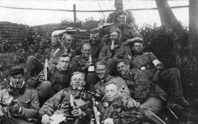 Немецкие солдаты празднуют преждевременную победу. Район Сталинграда, 1942 г.