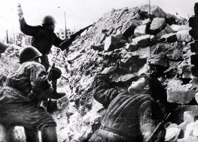 Бой в центре Сталинграда, 1943 г. Автор съемки: Конов Л. И.