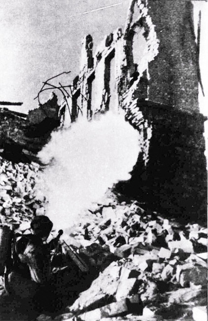 Бой за дом на улице Гоголя в Сталинграде, 1943 г. Автор съемки: Конов Л. И.