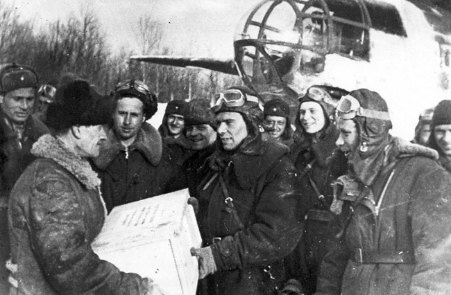 Колхозник Борского района Куйбышевской области Игнатов М.А. вносит из своих сбережений 100 тысяч рублей на строительство самолетов. 1942 г.