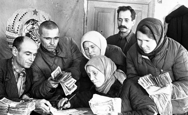Члены колхоза «Борьба» вносят сбережения на постройку авиаэскадрильи. Слева направо: Васютин С.И. (10000 р.), Болтунов Г.С. (5000 р.), Иванова М.Е. (7000 р.), Аксенова С.С. (5000 р.). Братчикова П.В.(6000 р.), Растопчин Г.И. (8000 р.) Новосибирская область, 1943 г. Автор съемки: Зильберман С.