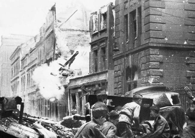 Советские артиллеристы ведут бой на улице Берлина, апрель 1945 г.