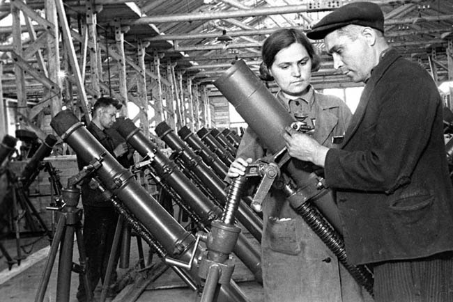 Минометный цех одного из оборонных заводов Сибири. Июнь 1945 г.
