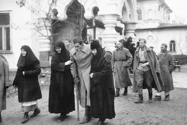 Прибытие раненых в госпиталь, расположенный в Покровском монастыре, Киев, 1943 г.