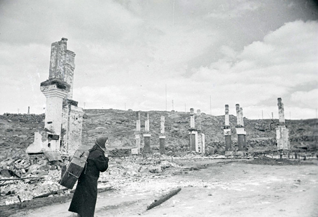 Вид разрушенной части Мурманска после вражеских бомбардировок. 1942 г. Автор съемки: Халдей Е.А.