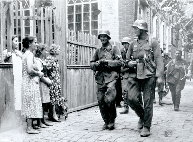 Немецкие солдаты идут по улице Краснодара. 1942 г.
