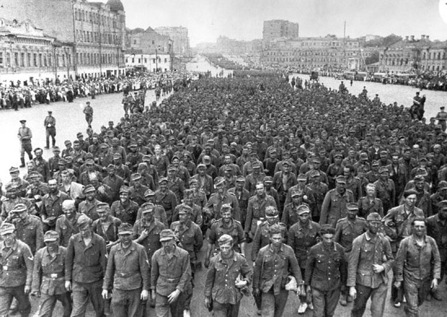 Колонны немецких военнопленных идут по Садовому кольцу в Москве, 17 июля 1944 г.