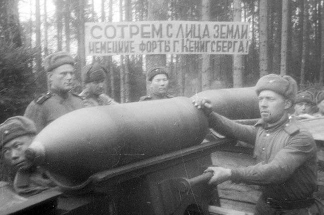 Бойцы батареи капитана В.Лескова подвозят артиллерийские снаряды на подступах к г. Кенигсбергу. Восточная Пруссия, 1945 г. Автор съемки: Минкевич В. Н.