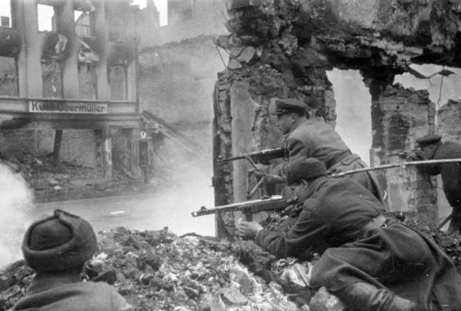 Уличный бой на окраине Кенигсберга. 1945 г. Автор съемки: Чернов Д.