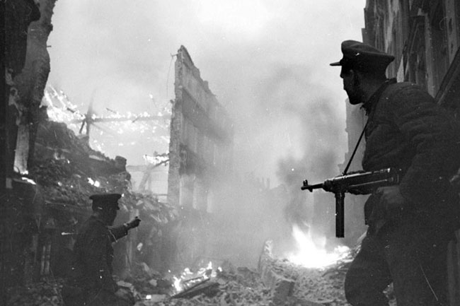 Советские солдаты ведут уличный бой в г. Глогау, Силезия, апрель 1945 г. Автор съемки: Мазелев Р.