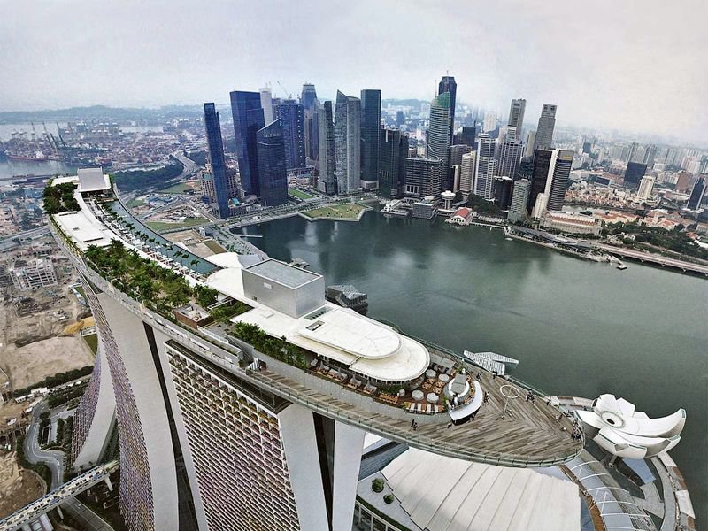 Отель Marina Bay Sands, бассейн под облаками Вид на крышу. Там есть несколько ресторанов и ночные клубы. На строительство каждого этажа отеля ушло всего 4 дня.