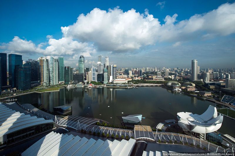 Отель Marina Bay Sands, бассейн под облаками Вид из окна.