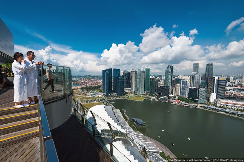 Отель Marina Bay Sands, бассейн под облаками Некоторые поднимаются из номера прямо в халате